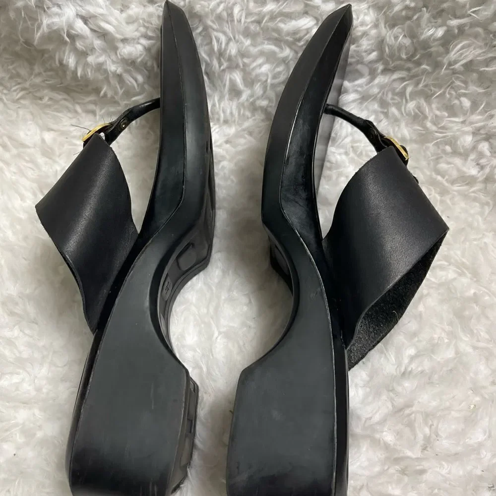 Nine West Cloud black leather thong sandals with gold tone accents size 8.5
